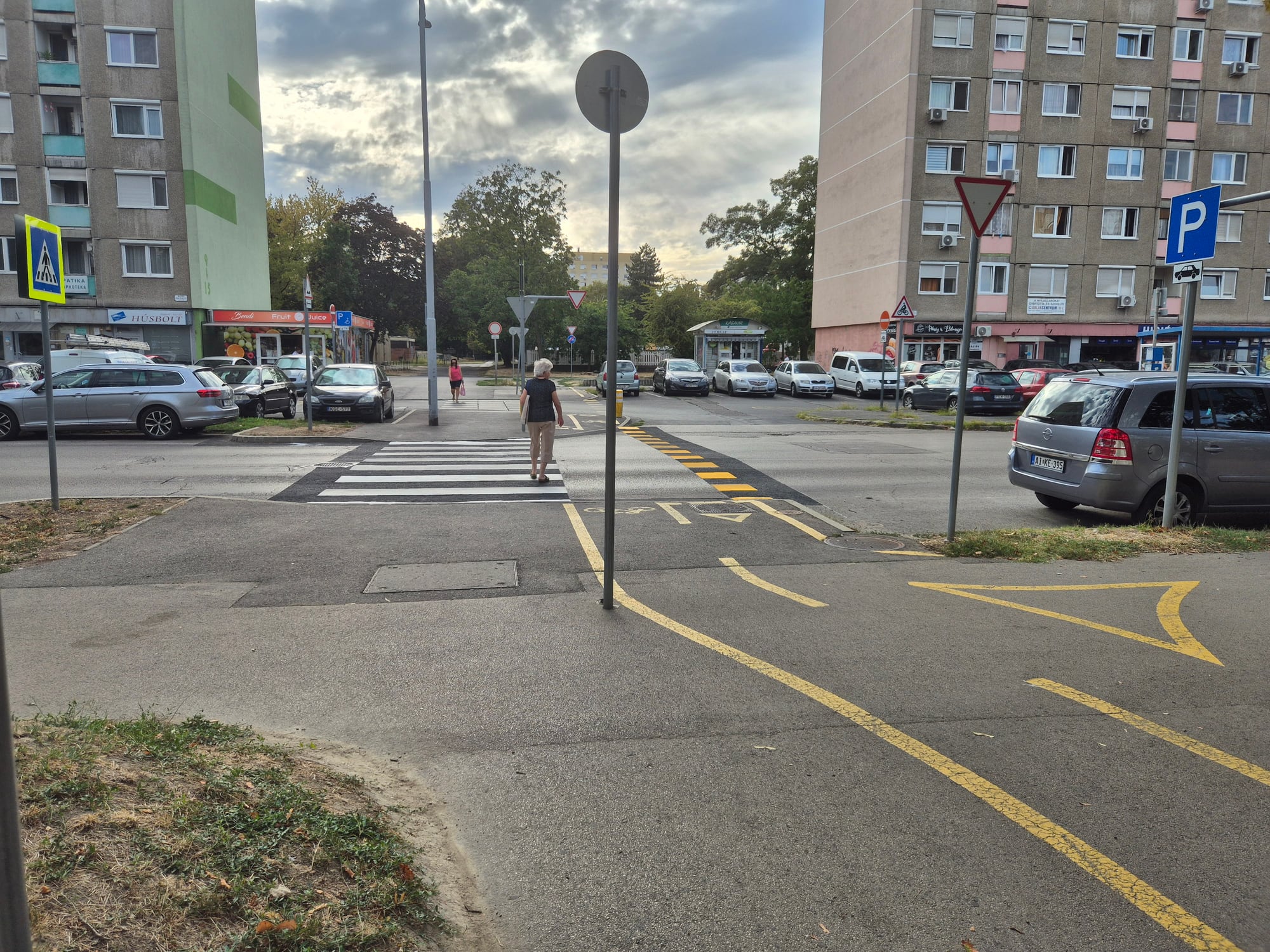 A Kodály Zoltán utcai átkelő szemből